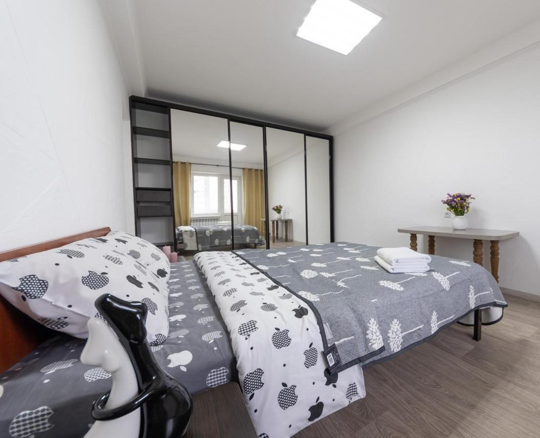 світла, комфортна біля метро мінська Apartment Kyiv