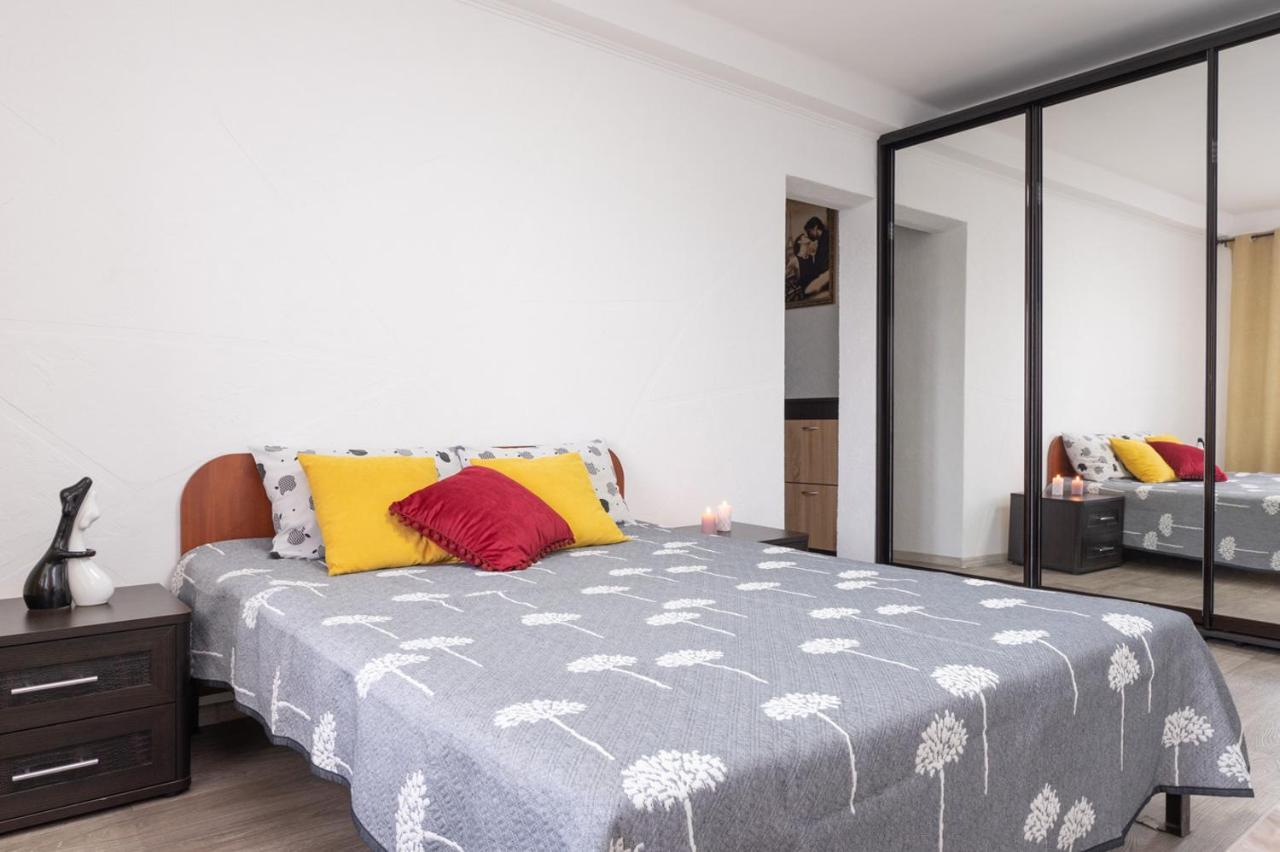 світла, комфортна біля метро мінська Apartment